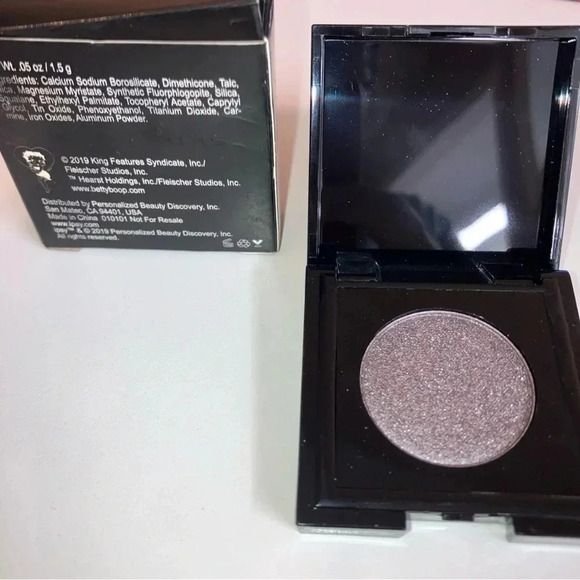 BETTY BOOP x IPSY That's So Betty Eyeshadow in Up Past Midnight - 0.05 oz - Picture 3 of 4